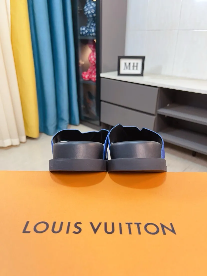 Men's shoes💰300🌹🌹【LV】Multi-color new men's slippers, original top-quality version, original special cowhide with pebbled embossing➕sheepskin on the inner and side, non-slip combination sole, more stable walking, more comfortable and lightweight, high-end and generous, size: 38~44